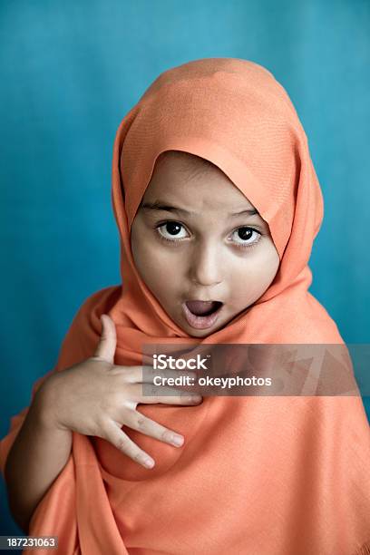 Überrascht Kleine Mädchen Stockfoto und mehr Bilder von Asiatischer und Indischer Abstammung - Asiatischer und Indischer Abstammung, Attraktive Frau, Betrachtung