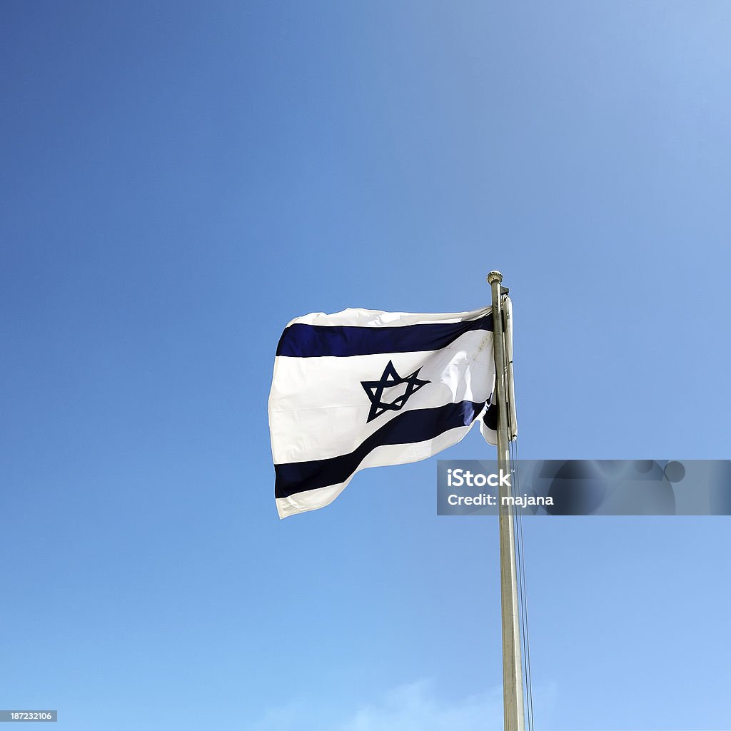 Israel bandera contra el cielo azul - Foto de stock de Azul libre de derechos