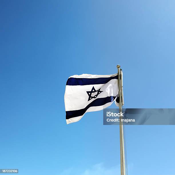 Israel Bandera Contra El Cielo Azul Foto de stock y más banco de imágenes de Azul - Azul, Bandera, Bandera israelí