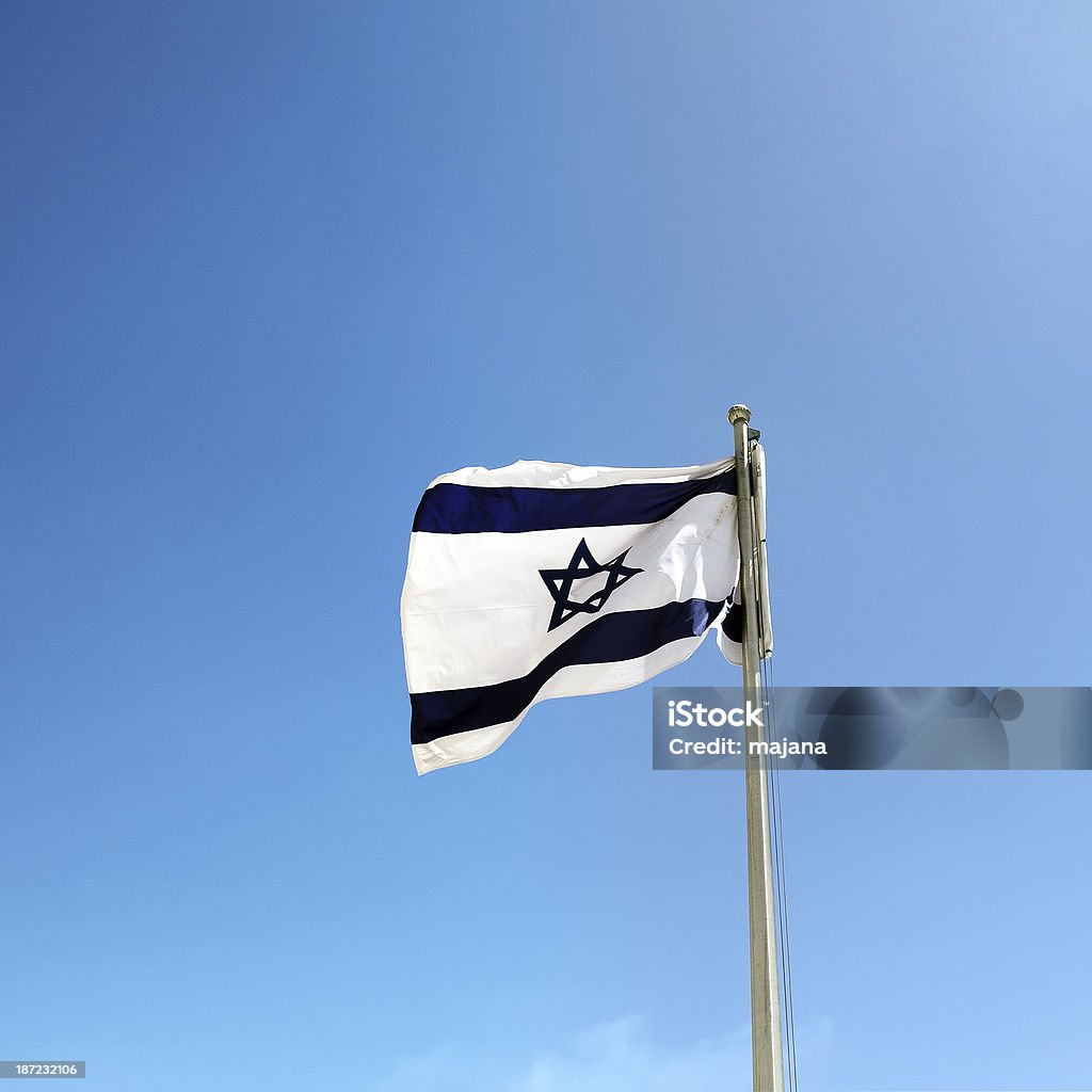 Flaga Izraela przeciw błękitne niebo - Zbiór zdjęć royalty-free (Biały)