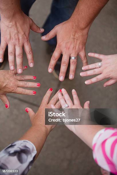 Mani Di Un Adulto - Fotografie stock e altre immagini di Adulto - Adulto, Anello - Gioiello, Cerchio