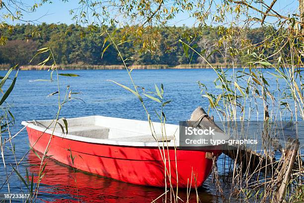 レッドの手漕ぎ船 - カラー画像のストックフォトや画像を多数ご用意 - カラー画像, ザル貝の殻, ドイツ