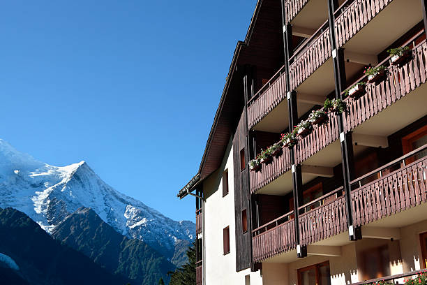 chalet de esquí en el hotel - austria village chalet ski resort fotografías e imágenes de stock