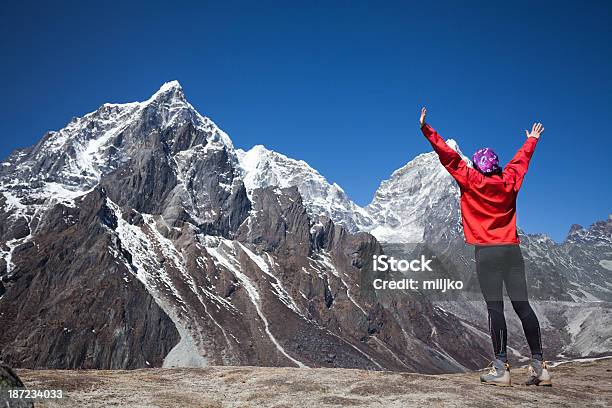 Photo libre de droit de Heureuse Femme Célèbre Succès Grimper Sur La Chaîne De Lhimalaya banque d'images et plus d'images libres de droit de Femmes