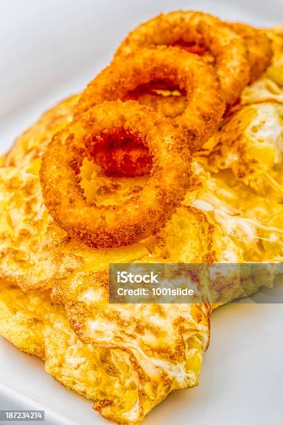 Omelette Con Anelli Di Cipolla - Fotografie stock e altre immagini di Alimentazione non salutare - Alimentazione non salutare, Anelli di cipolla, Bianco