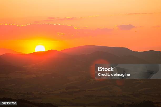 Tramonto Sulle Colline Toscane - Fotografie stock e altre immagini di Alba - Crepuscolo - Alba - Crepuscolo, Ambientazione esterna, Ambientazione tranquilla