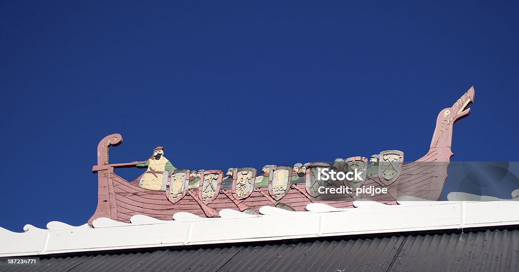 Drakkar décoration sur le toit - Photo de Antique libre de droits