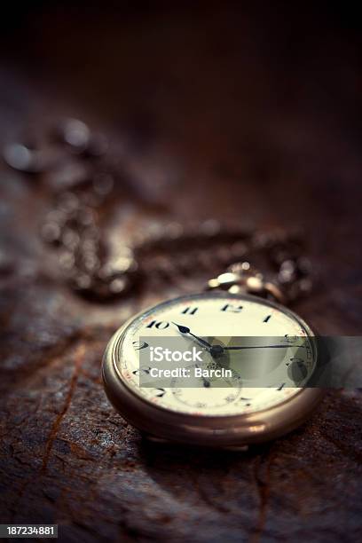 Antigo Relógio De Bolso - Fotografias de stock e mais imagens de Relógio de Bolso - Relógio de Bolso, Antiguidade, Amarelo