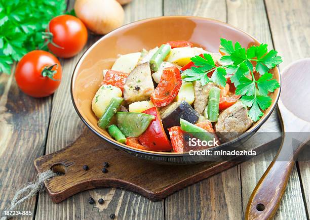 Gyuvech O Prato Nacional Bulgária - Fotografias de stock e mais imagens de Alimentação Saudável - Alimentação Saudável, Almoço, Beringela