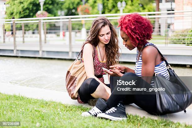 Dos Mujeres Que Usan Un Teléfono Inteligente Foto de stock y más banco de imágenes de 20 a 29 años - 20 a 29 años, 20-24 años, Actividades recreativas