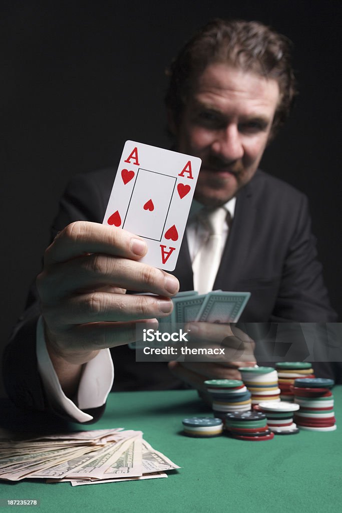 Gambler segurando cartão Ás de Copas - Royalty-free Acaso Foto de stock