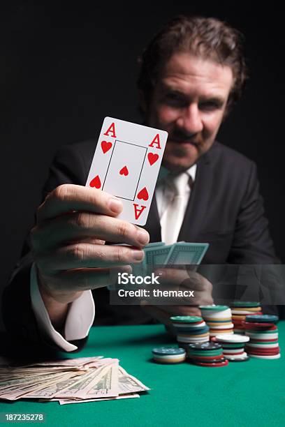 Gambler Segurando Cartão Ás De Copas - Fotografias de stock e mais imagens de Acaso - Acaso, Adulto, Alta Sociedade