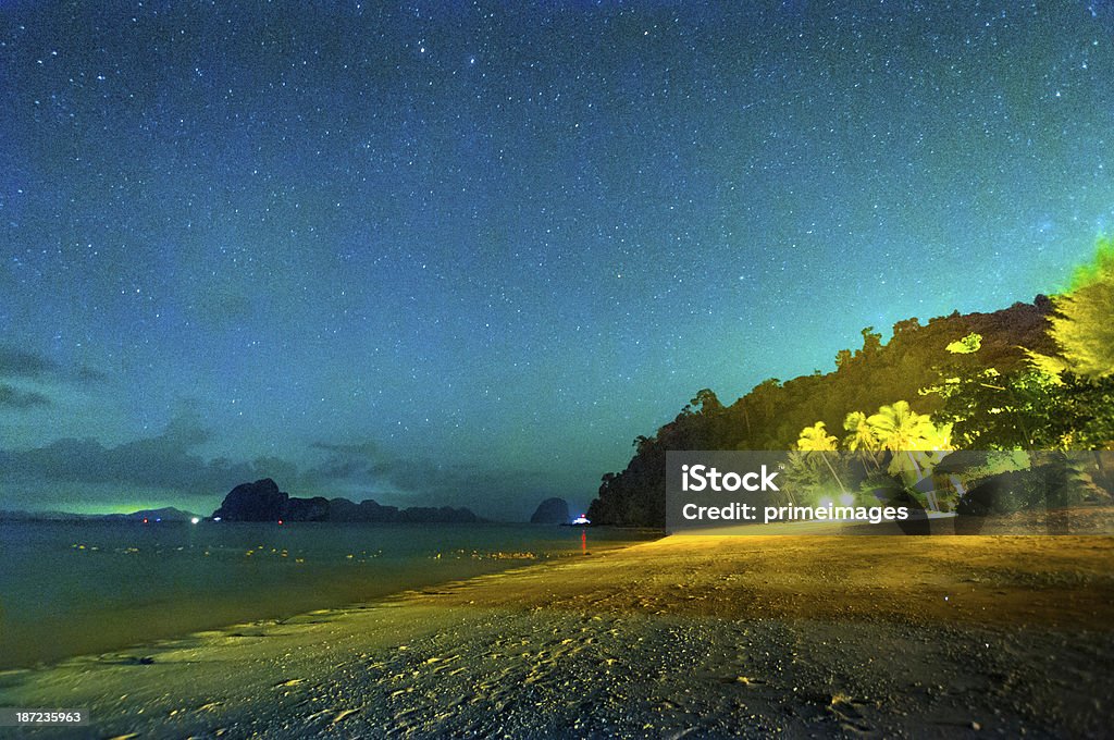 Gwieździsta noc nad piękne tropikalnej plaży - Zbiór zdjęć royalty-free (Abstrakcja)