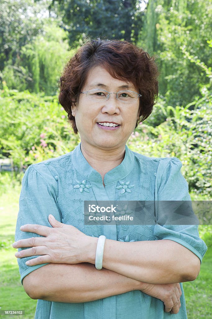 Retrato de una mujer mayor asiática adultos - Foto de stock de 60-69 años libre de derechos