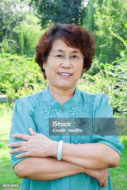 Retrato De Una Mujer Mayor Asiática Adultos Foto de stock y más banco de imágenes de 60-69 años - 60-69 años, Actividades recreativas, Adulto