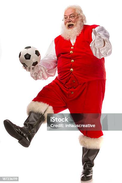 Foto Vintage Reale Di Babbo Natale Che Calcia Un Pallone Da Calcio - Fotografie stock e altre immagini di Babbo Natale