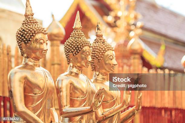 Buda Dorado En Templo Chiang Mai Thailand Asia Foto de stock y más banco de imágenes de Antiguo - Antiguo, Arte, Arte tribal