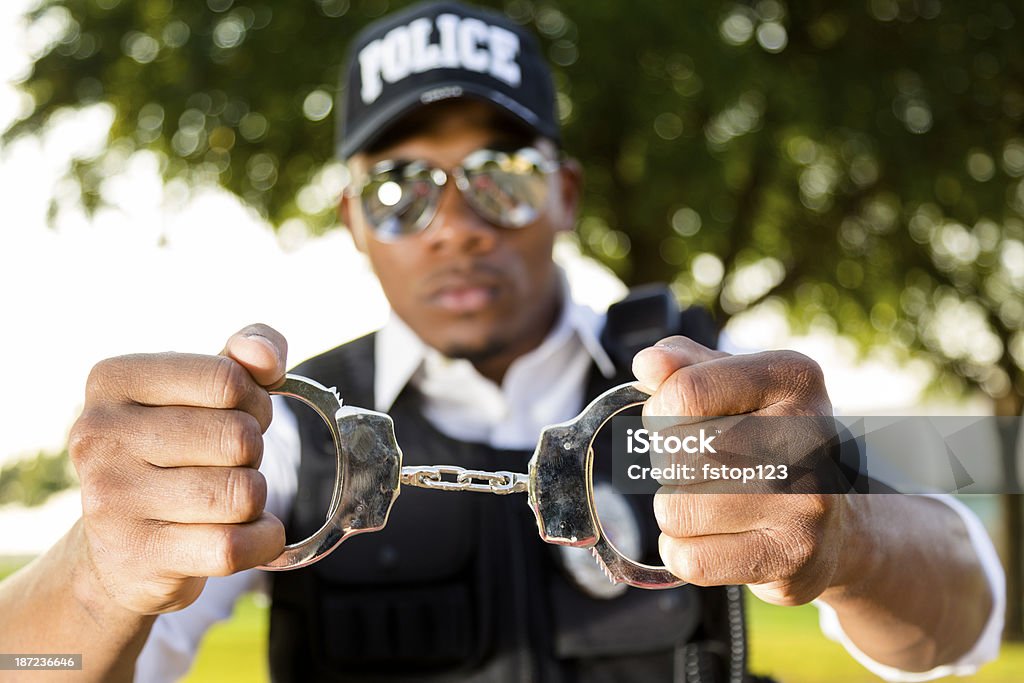 Rechts: Polizisten bereitet, handcuff eine Straftat. - Lizenzfrei Betrachtung Stock-Foto