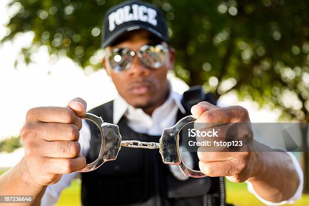 Rechts Polizisten Bereitet Handcuff Eine Straftat Stockfoto und mehr Bilder von Betrachtung