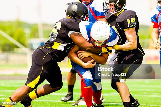 Football Running Back Angepackt Stockfoto und mehr Bilder von Amerikanischer Football - Amerikanischer Football, Football - Spielball, Sekundarstufe