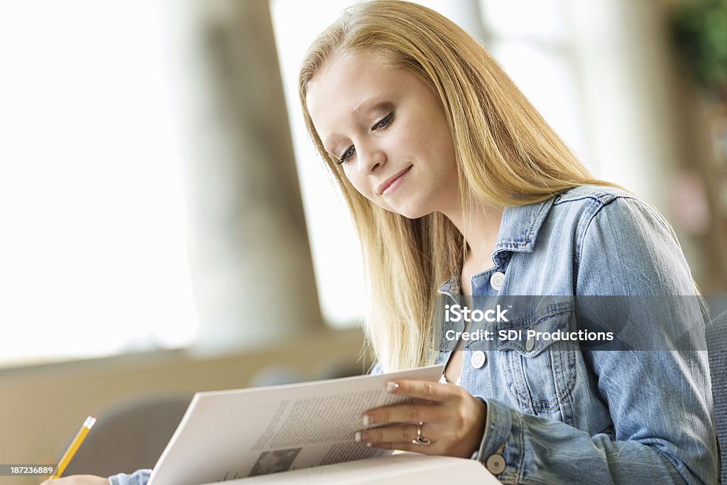 High school Menina em uma biblioteca a estudar para o teste - Royalty-free Acontecimentos da Vida Foto de stock