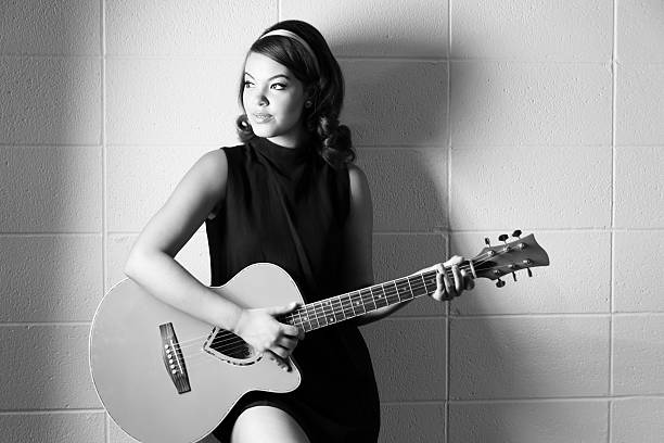 moody b & w de jovem mulher com guitarra estilo dos anos 60. - hairstyle black and white women fashion imagens e fotografias de stock