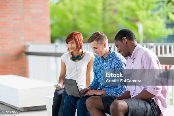 Studenci - zdjęcia stockowe i więcej obrazów Adolescencja - Adolescencja, Afroamerykanin, Afrykanin