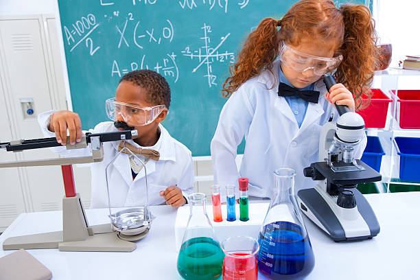 la educación: young nerd científicos en el laboratorio hacer experimentos. - child back to school mustache african ethnicity fotografías e imágenes de stock