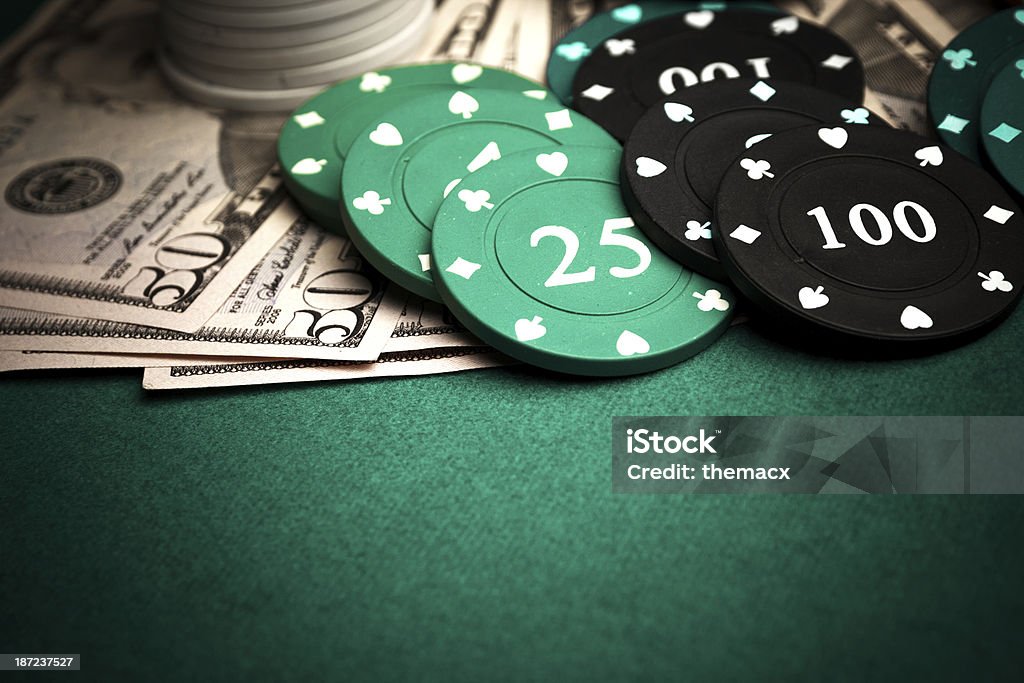 Fichas de pôquer e dólares - Foto de stock de Abundância royalty-free