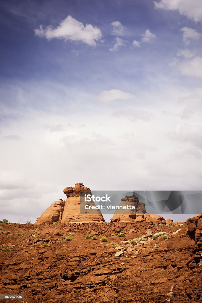 Red Rock de Wahweap em Utah deserto sob céu nublado - Foto de stock de Azul royalty-free