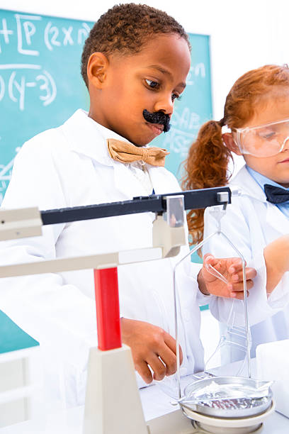 la educación: young nerd científicos en el laboratorio hacer experimentos. - child back to school mustache african ethnicity fotografías e imágenes de stock