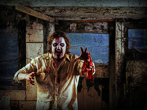 undead zu essen ihr gehirn - zombie aggression monster indoors stock-fotos und bilder