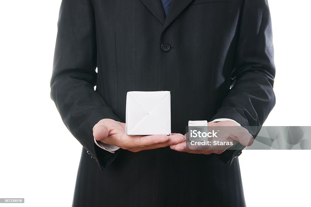 Cubo de blanco en una mano de hombre de negocios - Foto de stock de Grande libre de derechos
