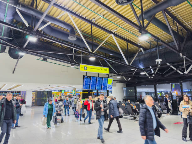 sheremetyevo airport (svo), area partenze, catering, caffè, ristoranti, persone che camminano, cartelli - open foto e immagini stock