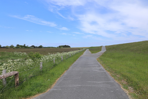 Mai 30, 2023, Westerland: Narrow road behind a dike near Westerland on Sylt