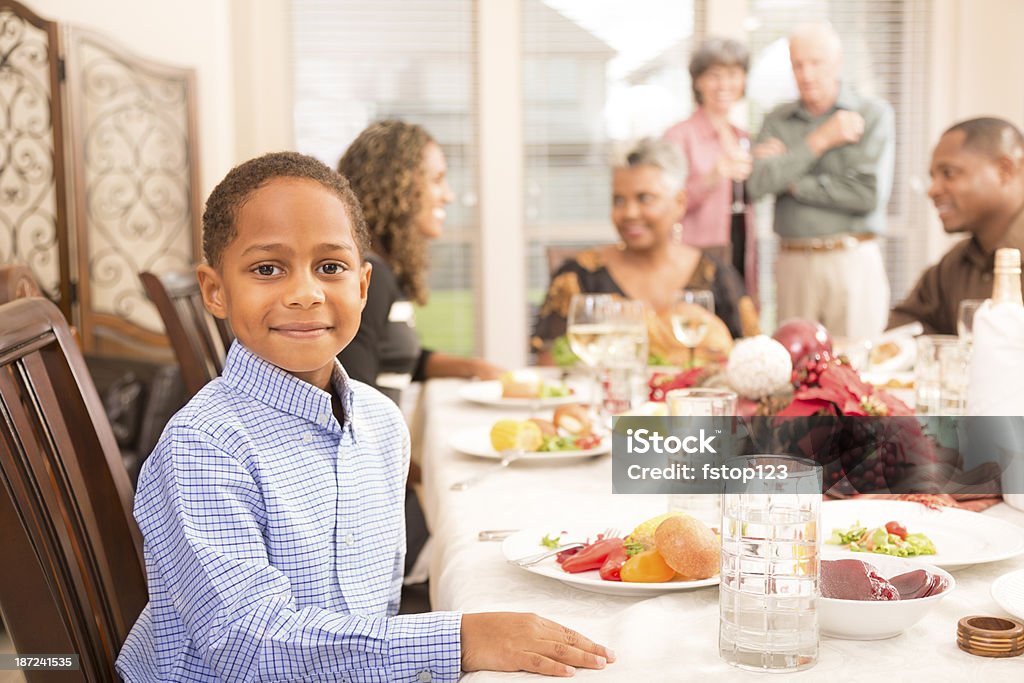 Noël: Famille et amis, réunissez-vous pour dîner à la maison de Grand-mère. - Photo de Dîner libre de droits