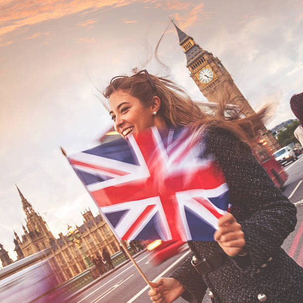 mujer joven en el puente de westminster - british flag london england flag british culture fotografías e imágenes de stock