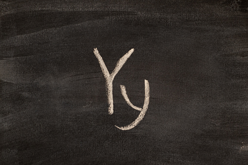 Английская буква Y написанная мелом на черной доске. Крупным планом.