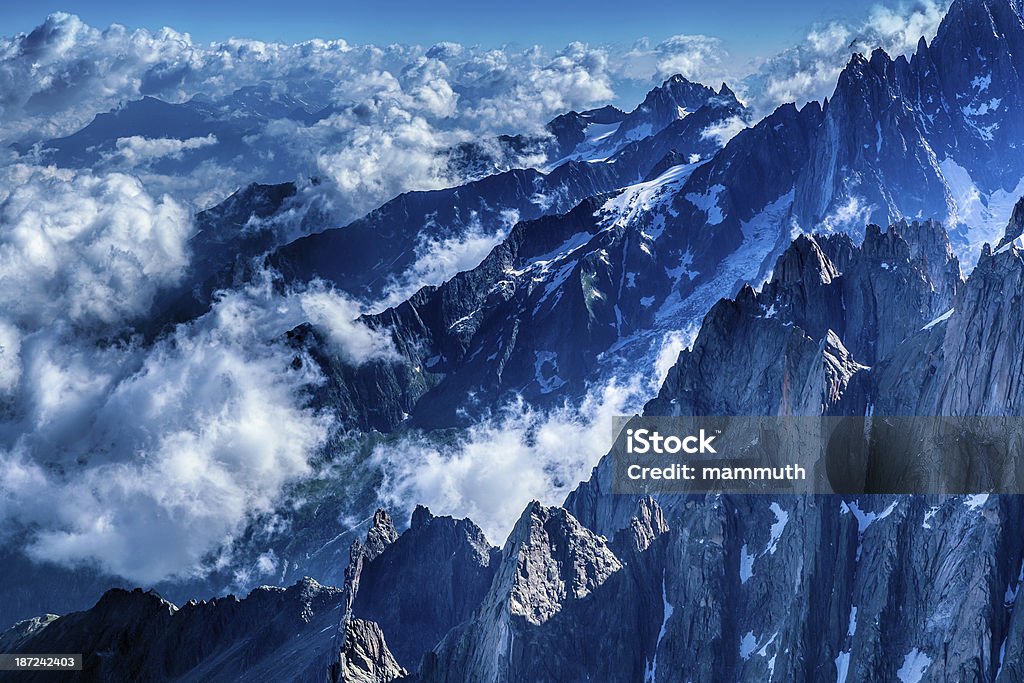 Picos de montanha cercado por nuvens - Foto de stock de Acima royalty-free