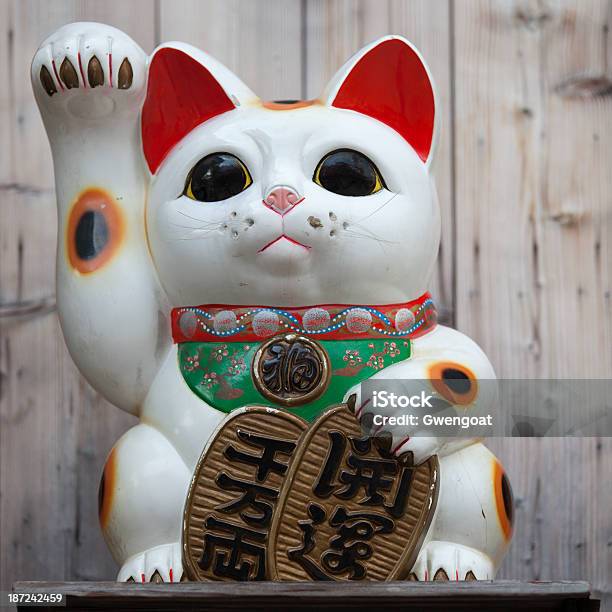 Foto de Lucky Gato e mais fotos de stock de Maneki Neko - Maneki Neko, Pachinko, Cerâmica - Artesanato