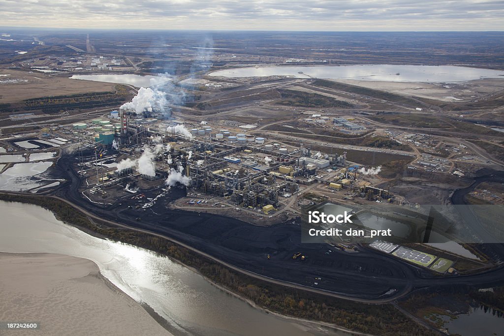 Raffineria di petrolio, foto aerea - Foto stock royalty-free di Fort McMurray