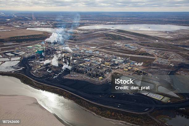 Raffineria Di Petrolio Foto Aerea - Fotografie stock e altre immagini di Fort McMurray - Fort McMurray, Canada, Sabbie bituminose