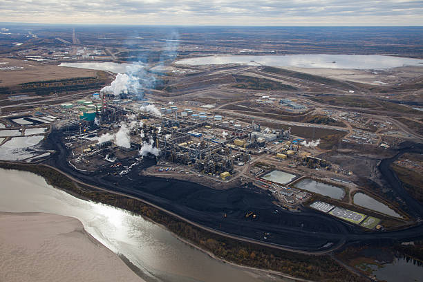 a refinaria de petróleo, foto aérea - alberta gas refinery tarsands oilsands - fotografias e filmes do acervo