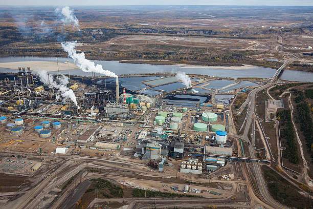 refinería de petróleo, foto aérea - fort mcmurray fotografías e imágenes de stock