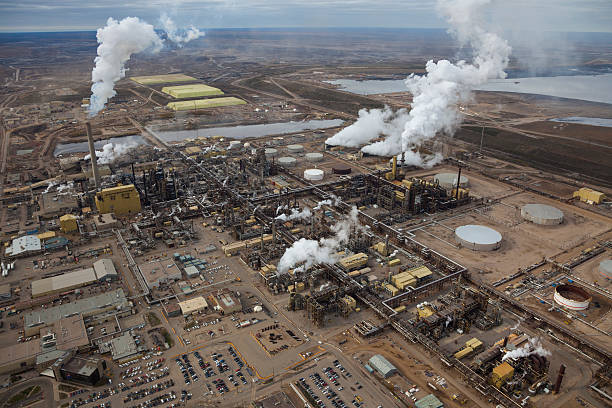 raffinerie de pétrole - alberta gas refinery tarsands oilsands photos et images de collection