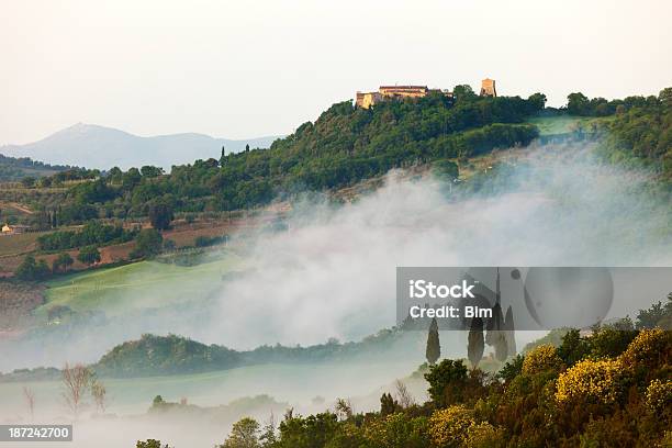 霧の朝トスカーナイタリア - かすみのストックフォトや画像を多数ご用意 - かすみ, なだらかな起伏のある地形, イタリア