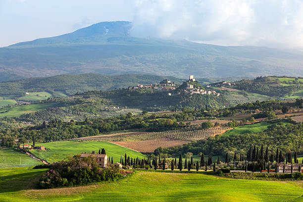 paesaggio toscano con monte amiata in background - morning italy shadow sunlight foto e immagini stock