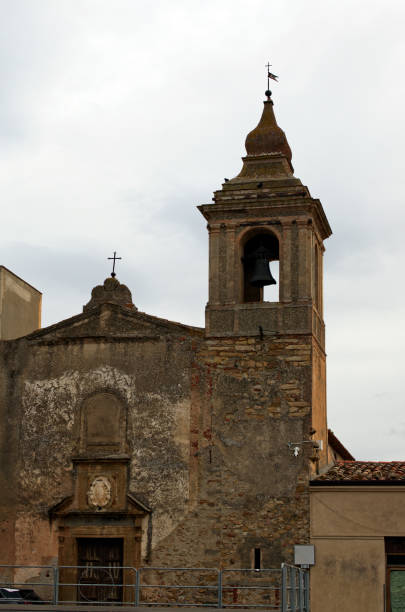 malerischer blick auf den alten glockenturm des dorfes maria santissima assunta (castelbuono), sizilien, italien. die kirche wurde im 14. jahrhundert erbaut. reise- und tourismuskonzept - italy bell tower built structure building exterior stock-fotos und bilder