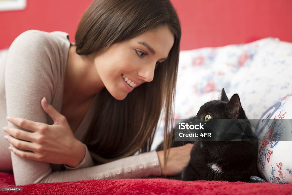 Femme interactif son chat noir - Photo de Adulte libre de droits