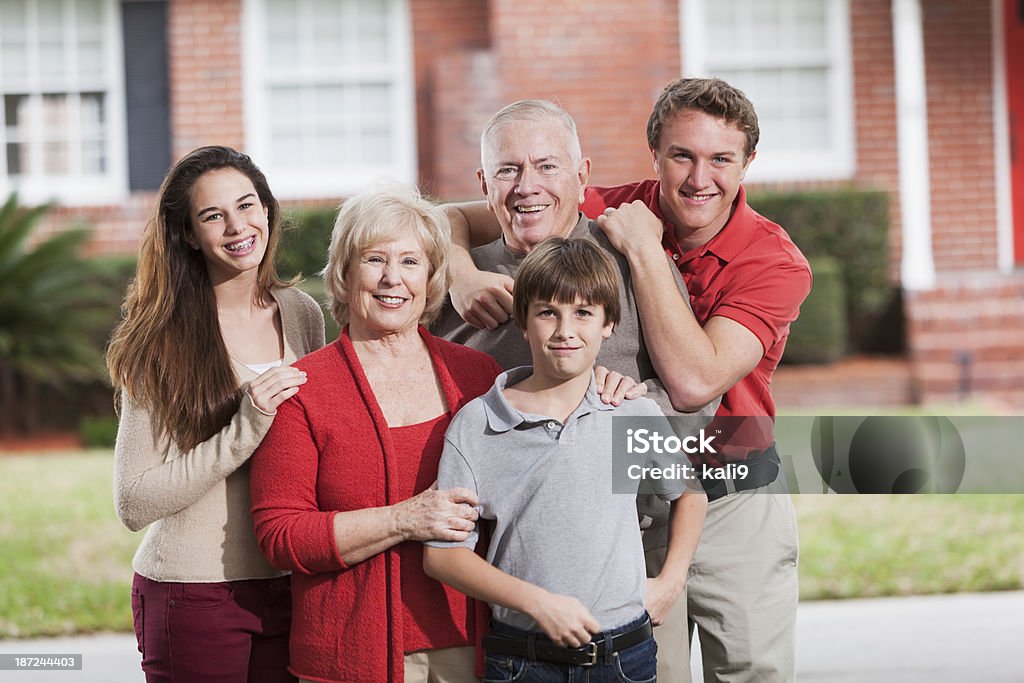 Sênior casal com netos - Foto de stock de 10-11 Anos royalty-free
